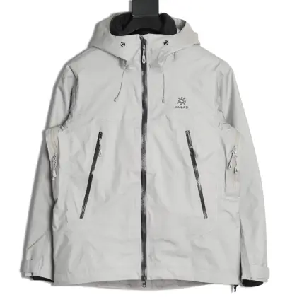 🔝KAILAS 凯乐石 博格达三合一冲锋羽绒服 三合一可拆卸羽绒内胆 防风防水透气保温 五色可选!面料采用与100D Gore-Tex Pro同级防护科技,人性化剪裁设计 立体剪裁在肩部、肘部预留充足活动空间,背负重包时也不会束缚动作.风帽后侧设有抽绳调节系统,暴雨时收紧可防止雨水糊脸;袖口采用钩环固定,大幅活动时不易移位. 透气与轻量平衡 腋下双拉链设计能在运动时形成有效通风.整体重量控制得当,长途徒步不会造成负担. 可拆卸内胆:三合一设计最惊喜的是羽绒内胆 羽绒内胆特别轻便,保暖效果很好;可拆卸,很方便穿脱,拆掉羽绒内胆,就是一件风壳单冲,装上羽绒内胆,就可以去爬雪山啦! 细节体现专业度 • 多功能口袋布局合理,存取物品便捷 • 内衬接缝处理平整,避免摩擦不适 • 下摆可调节,加强防风防雨效果 适合登山、滑雪等高强度户外活动,尤其推荐给追求性价比的进阶爱好者.若经常在恶劣环境下活动,这件冲锋衣能提供可靠保护. 颜色:墨黑 缟羽灰 R1